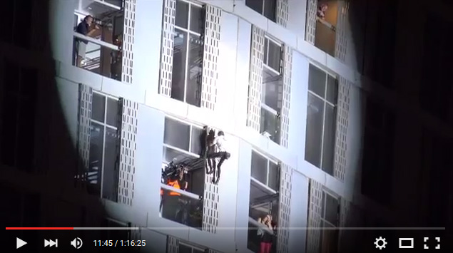  Sốc : Dùng băng dính leo tòa nhà chọc trời tại DUBAI 
