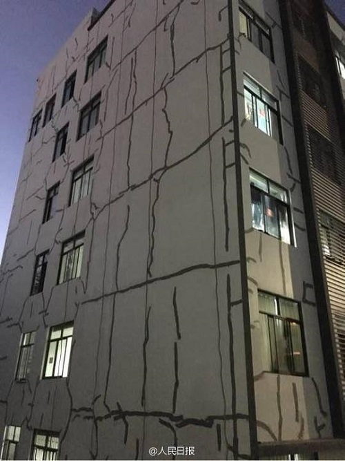 dán băng keo lên tường để chống nứt