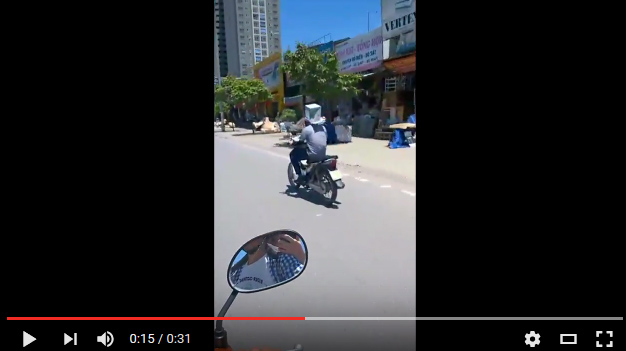 Clip thanh niên đội thùng carton chống nắng gây sốt
