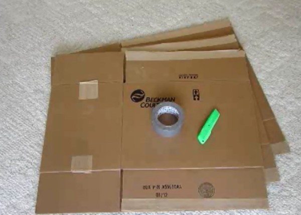 Tự chế máy gấp quần áo từ thùng carton trong 1 phút 