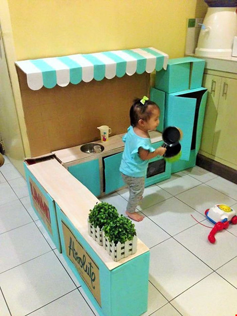 Làm tủ bếp siêu đẹp cho bé từ bìa carton bỏ đi